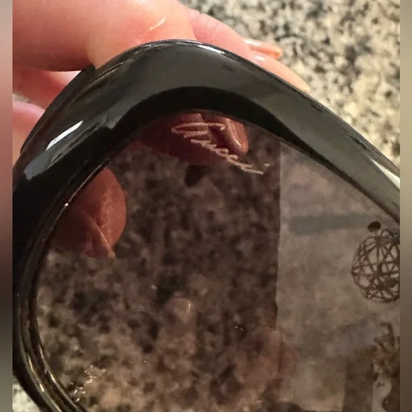 Gucci Black Sunglasses with Gold Emblem - Picture 3 of 7